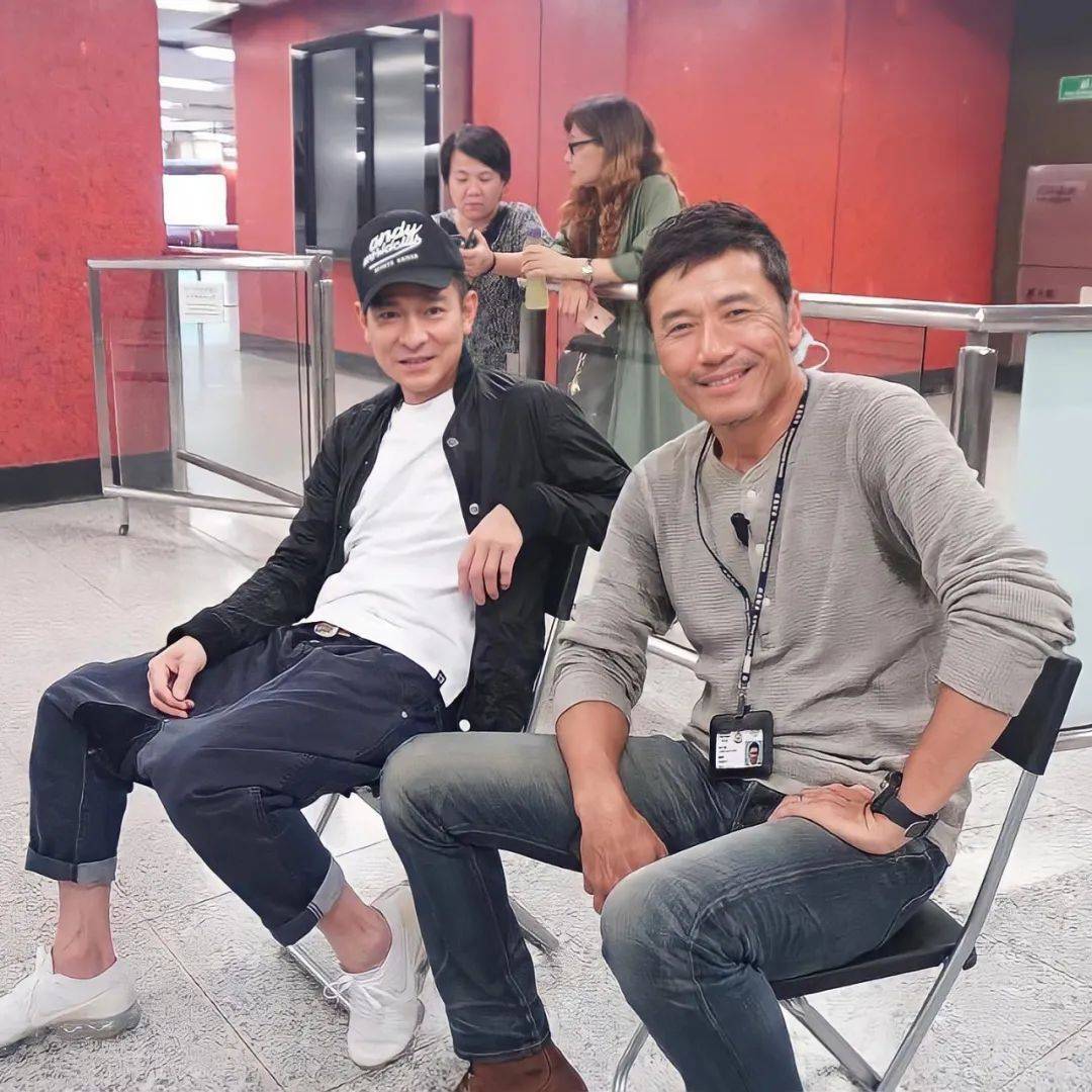 刘德华上身lv,off-white西装,穿三原康裕?华仔原来也是鞋狗.