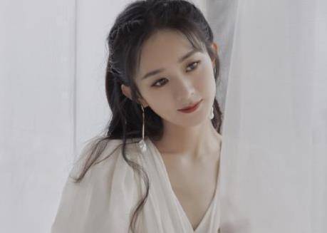 眼睛再圆一点,就特别像小鹿眼一样,清澈见底同时又给人一种无辜的感觉