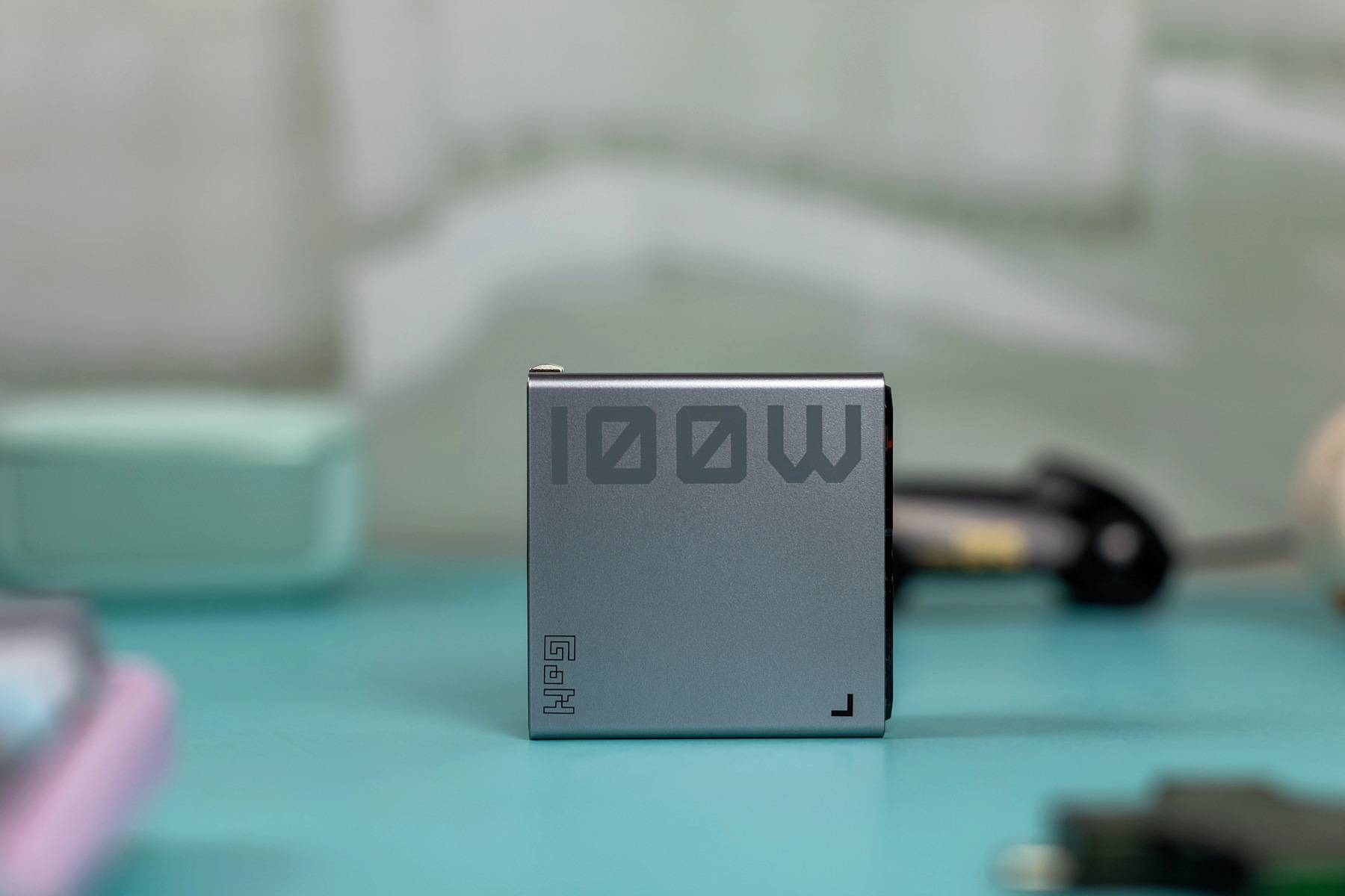 努比亚氘锋100W氮化镓充电器，体积小充电快，4口输出效率倍增