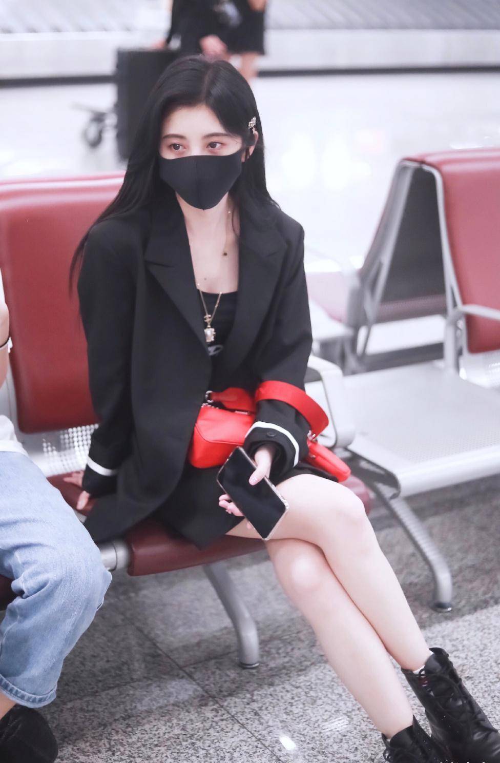 鞠婧祎8年变化太大,现穿西装裙配马丁靴,戴口罩也挡不住精致脸_黑色