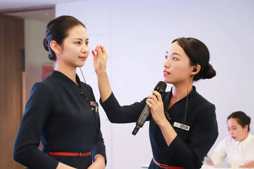 本次竞赛考核分为化妆技术,整体效果,仪容仪表,形体形态,展示解说五个