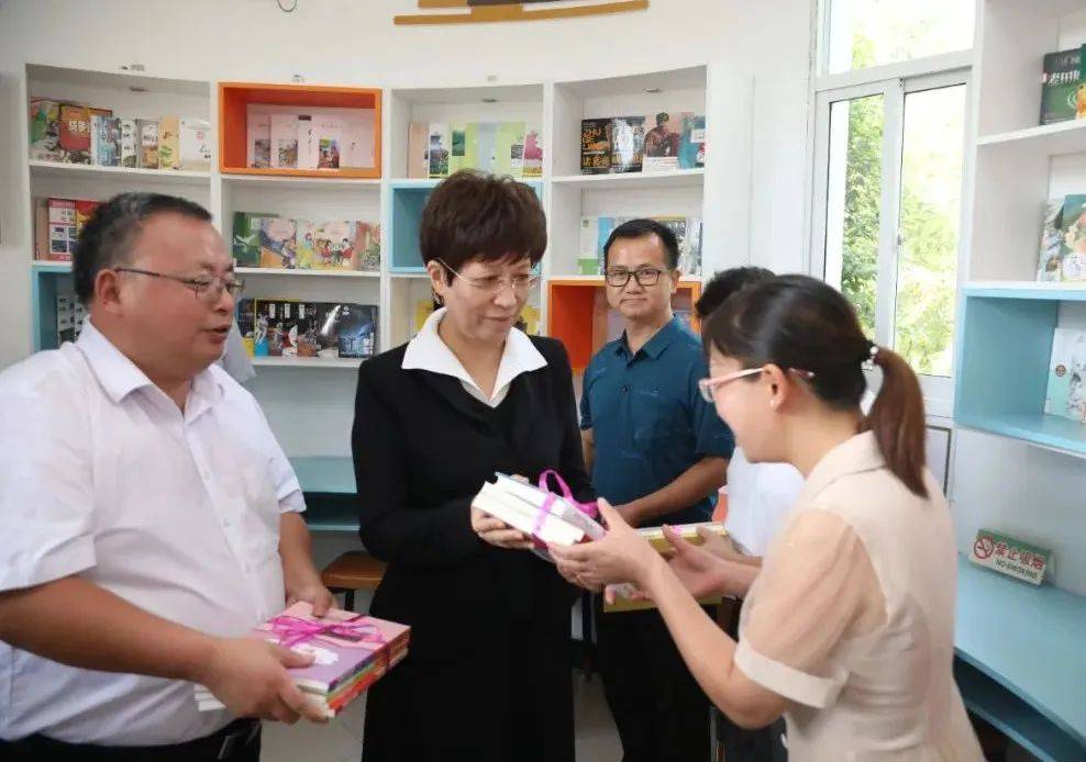 凌云先后深入歙县绍濂中心学校,歙县森村中心学校,黄山学校,走进教学