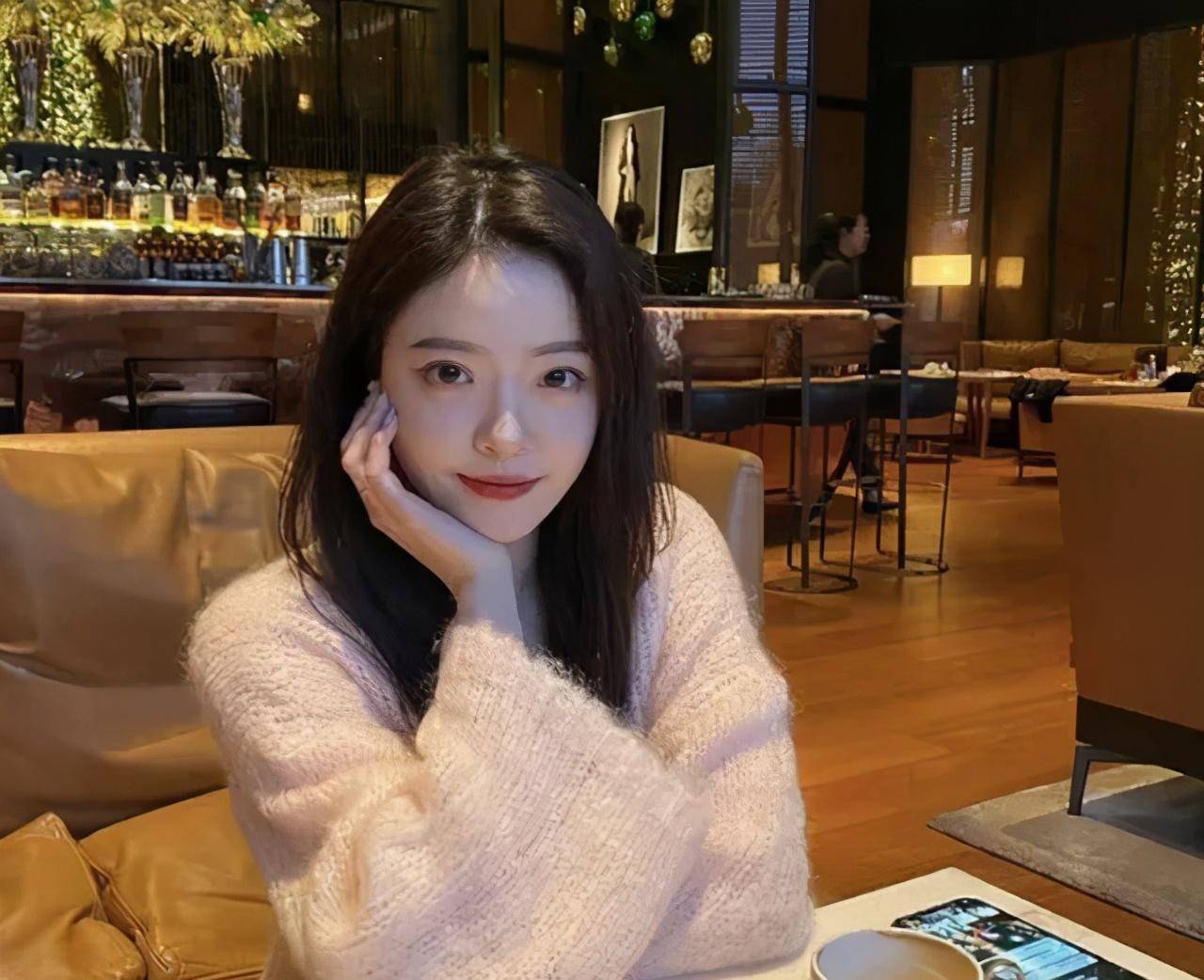 华谊千金王文也晒男友正脸照,长相白净颜值高,两人牵手超甜蜜_照片