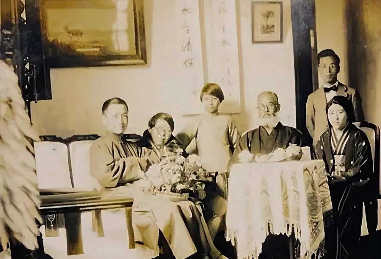 蒋纬国跟戴安国是从小的朋友,来戴季陶家也不是一次两次,可这次他见到