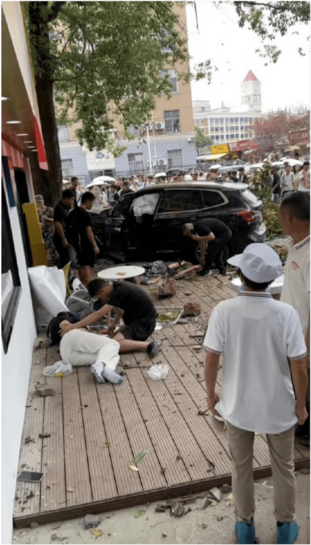 湖南涉外惨烈车祸更多细节!女老师驾驶宝马失控冲向人群!