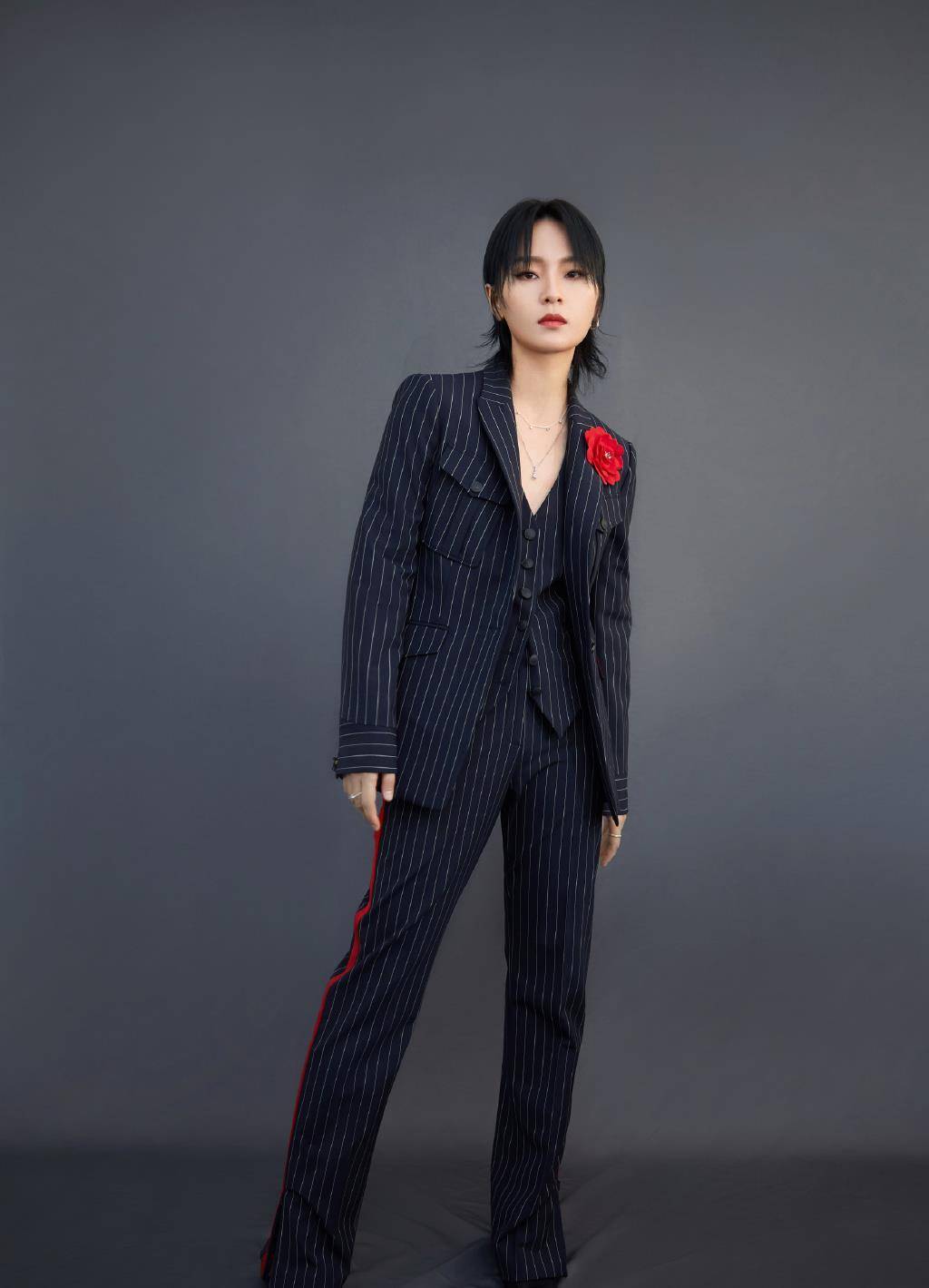 周笔畅的套路真猜不透,穿条纹西装干练冷酷,配小红花意外好时髦