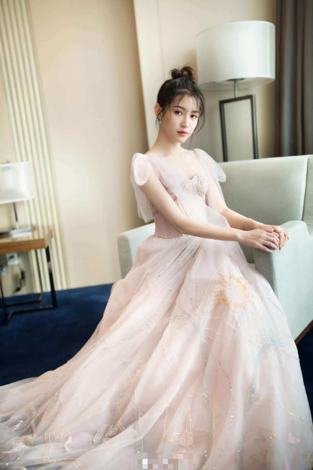 苏青很适合这样薄纱拼接的礼服,轻纱唯美灵动,让苏青看起来清纯温婉