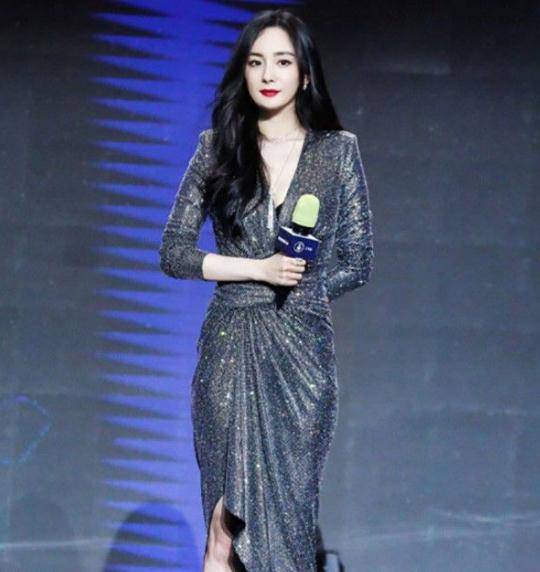 着装风格都非常保守,通常表现出知性,而杨幂则不是