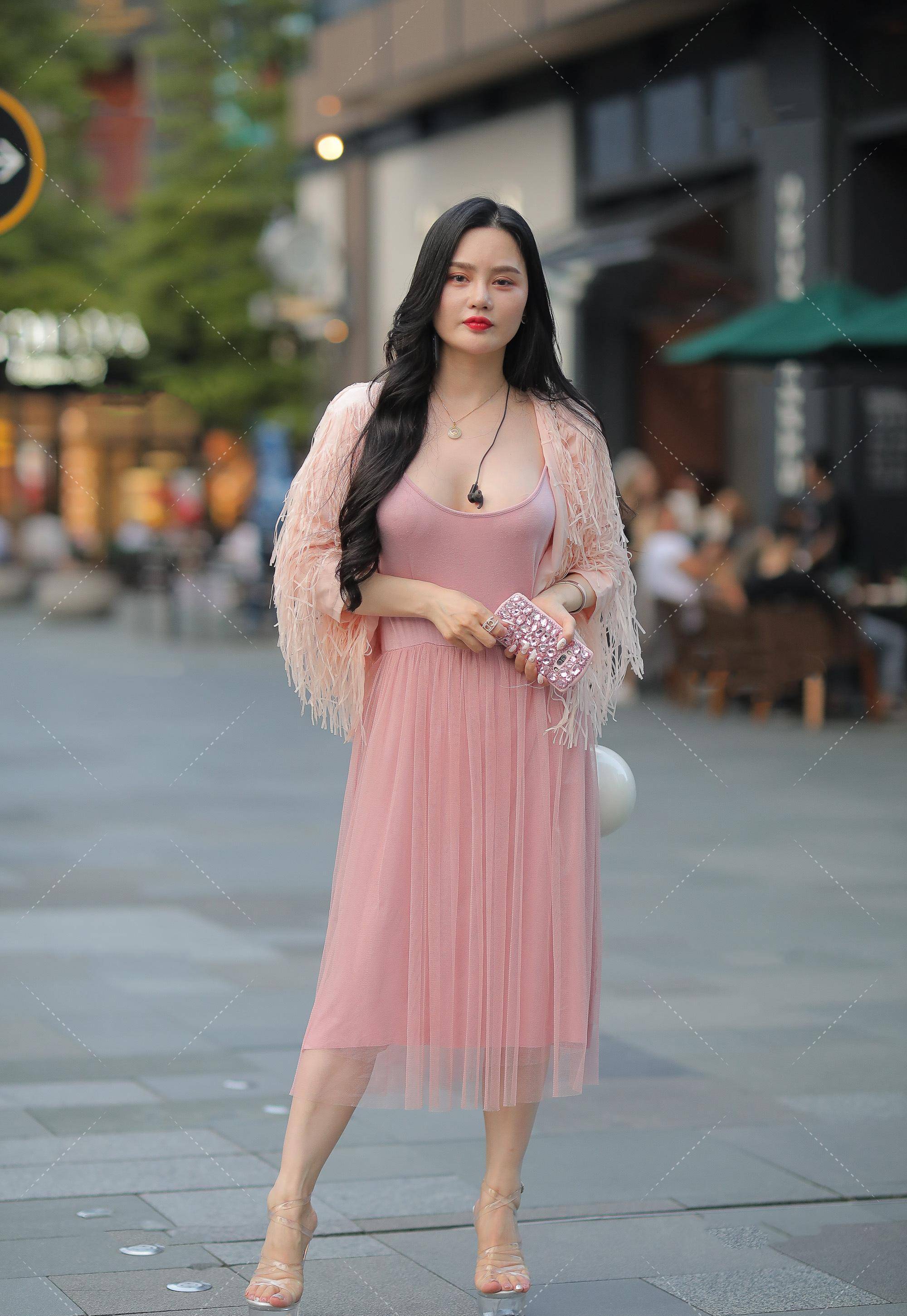 贵妇搭配粉色连衣裙显得更"年轻",脚穿透明高跟鞋至少增高"10厘米"