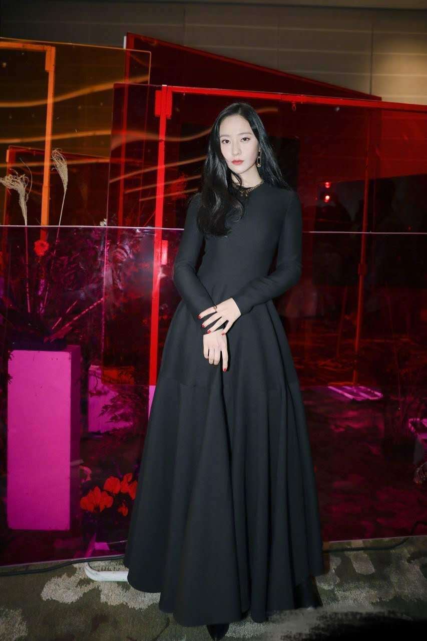 郑秀晶终于瘦了,穿白色露肩短裙秀纤细大长腿,齐肩短发美回女神_的