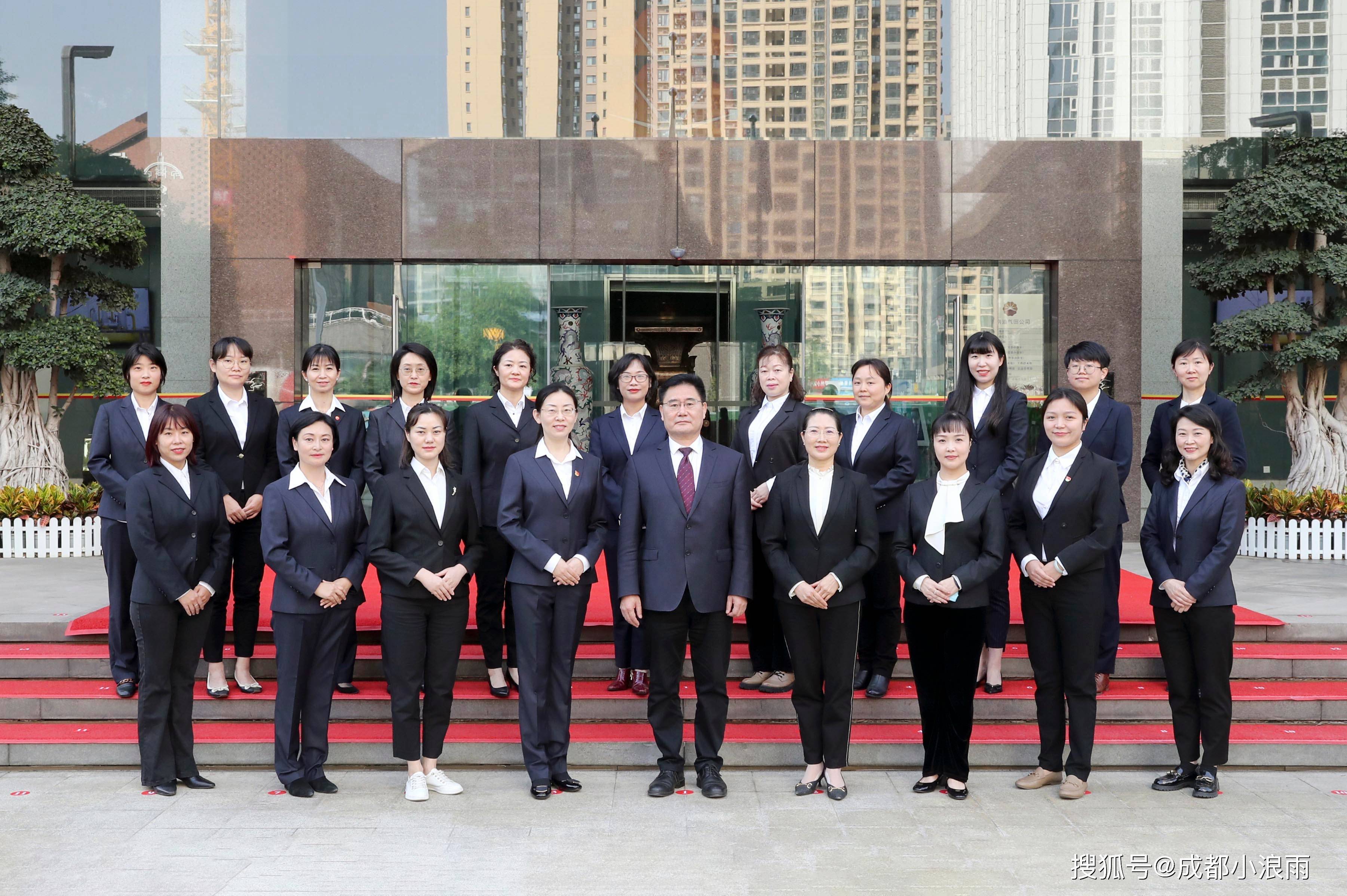 现在数码时代,很多的人都说,拍合影集体照很简单的,站着相机拍了就好