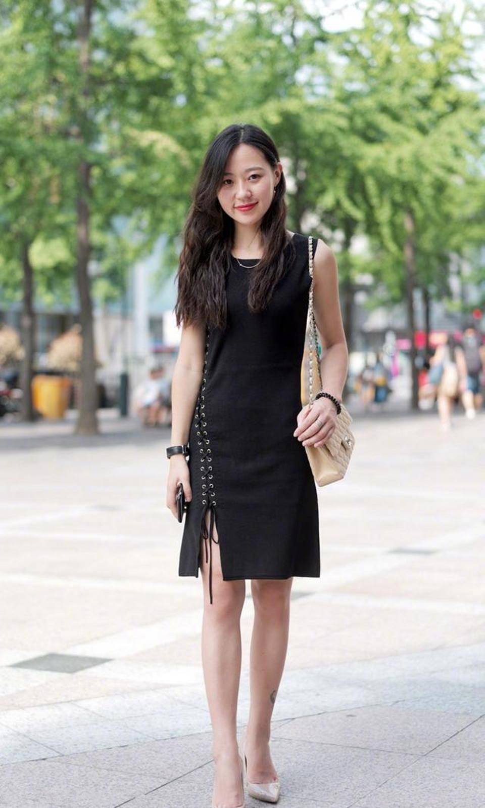 路人街拍,美女上半身穿着一件黑色的t恤,真时髦_姑娘_腰带_时尚