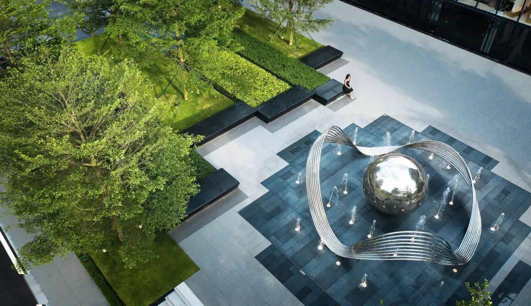 质感,色彩等元素上极具表现力,将其运用到景观上往往带着强烈的装饰性