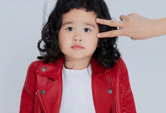 包贝尔妻子晒女儿近照,戴五彩发辫很时髦,穿500元卫衣被嫌贵_饺子_包