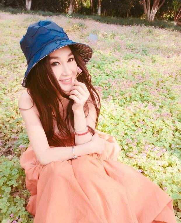 54岁温碧霞穿粉色连衣裙,如同20岁青春少女,网友:保养太好了_时尚