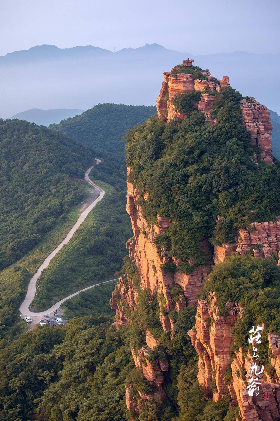 太行绝壁一米崖:身前一米生天 两侧万丈深渊