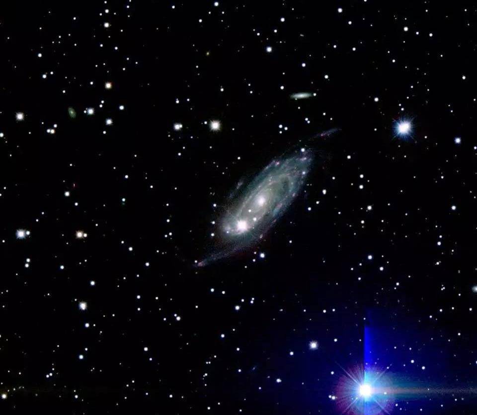 ngc 6872是一对处于融合过程中的星系,它的"翼展"长达52.2万光年.