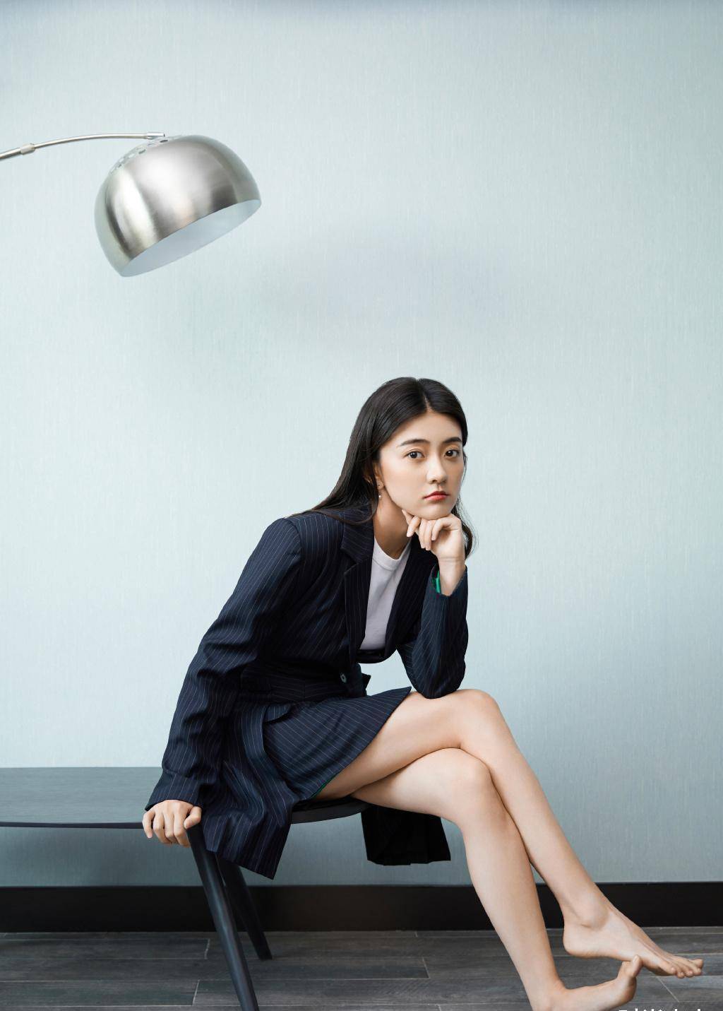 内地版《命中注定我爱你》她是女一号,穿西装牛仔裤,简约又帅气_梁洁