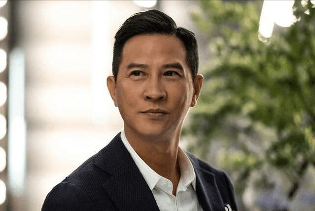 高价理发店登上热搜,张家辉打扮低调现身,独自一人妻子不在身边_明星