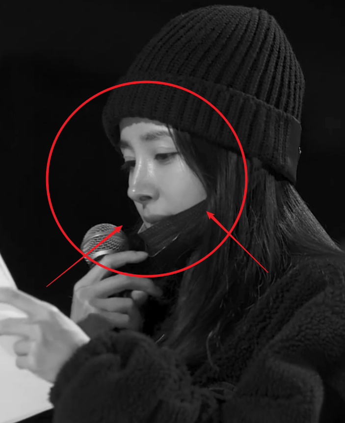 杨幂素颜现身彩排,高清镜头下连毛孔都很清晰,这腿围我没眼花吧_沈腾