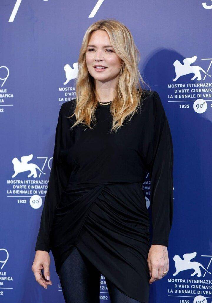 威尼斯电影节:女神杀手_连衣裙_穿着_首映式