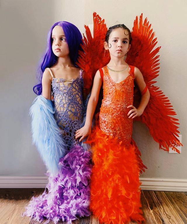 戏精双胞胎emma和mila教你穿衣服了,又萌又抢镜穿搭值得学习!