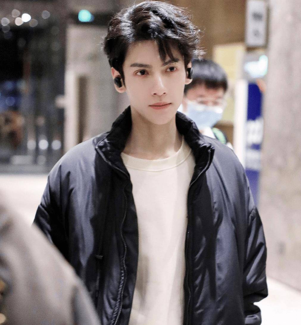 所以身为大导儿子的陈飞宇和刚刚凭借润玉一角大火的罗云熙开始了二人
