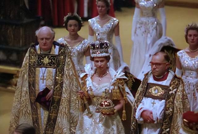 伊丽莎白女王驾崩,曾24小时佩戴医疗手环,手部发黑青筋暴起_英国王室