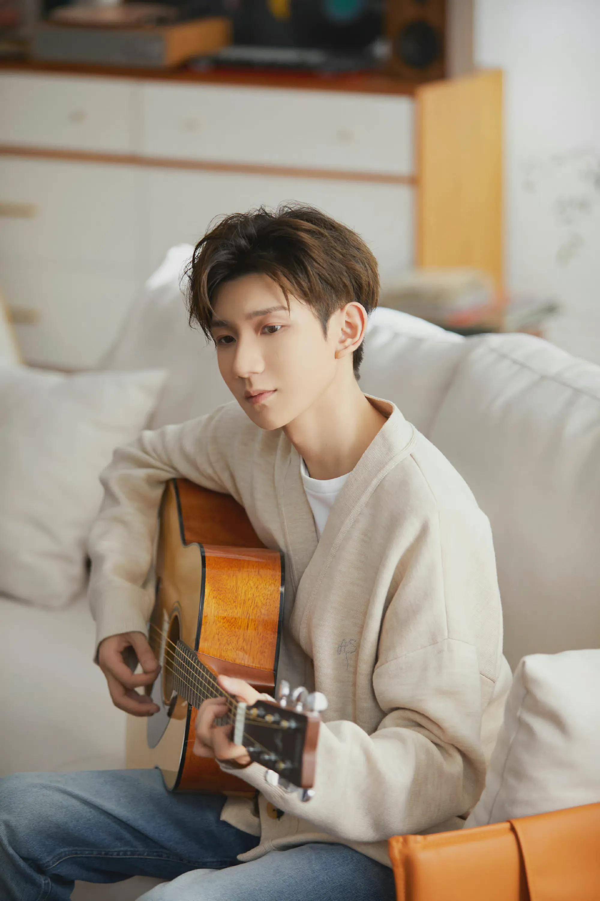 王源写真大片,米白色毛衣,温柔系吉他少年,妥妥的居家男友风_时尚