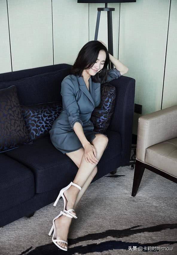 西装短裙还要用手遮挡,36岁线条感好明显_气质_浅粉色_的设计