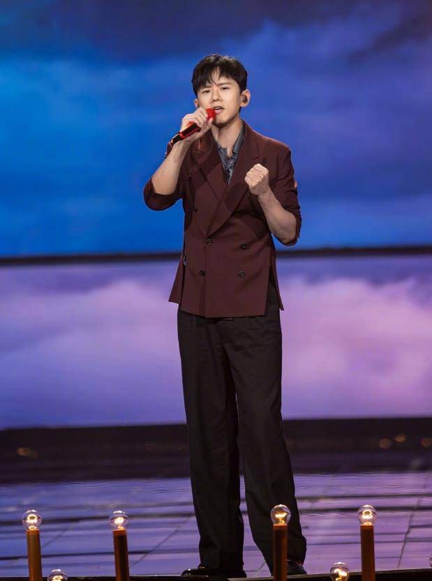 张杰舞台造型公开,酒红收腰西装搭黑色阔腿裤_look_谢娜官_时尚