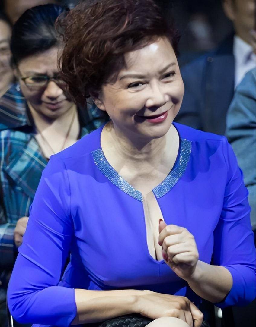 60岁的蔡明和59岁的丛珊同框后,才意识到整容和自然衰老的区别_电影