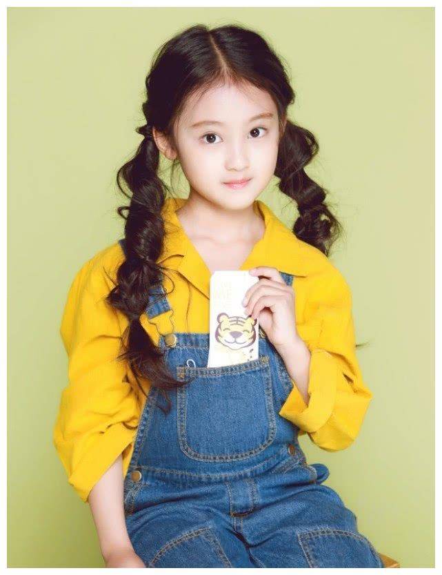 少年时代果果9岁就烫卷发扮成熟,谁注意她的手机壳:少女的标配_穿着