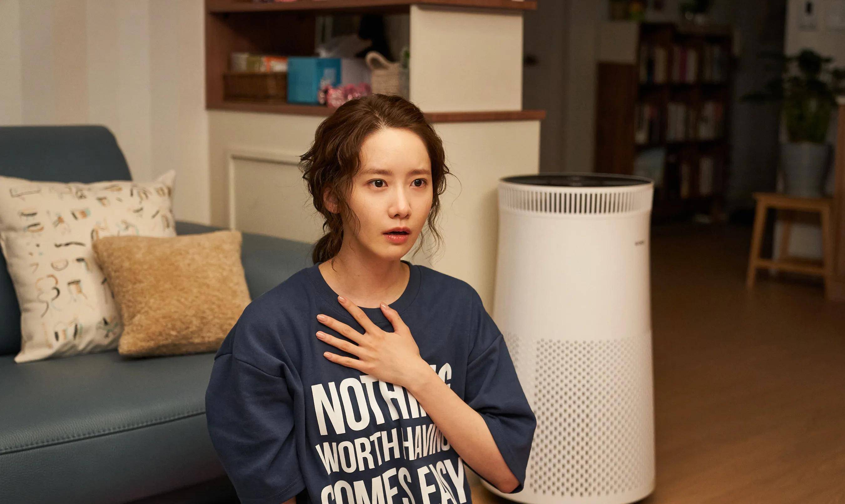 林允儿泡面扮搞笑女主播最新剧照曝光_刘海镇_国际_电影