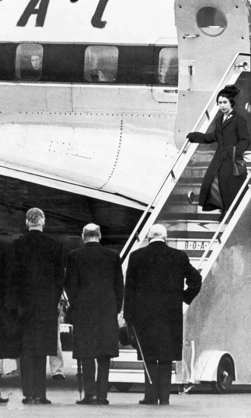 三任首相克莱门特·艾德礼,温斯顿·丘吉尔,安东尼·艾登带队迎接,在