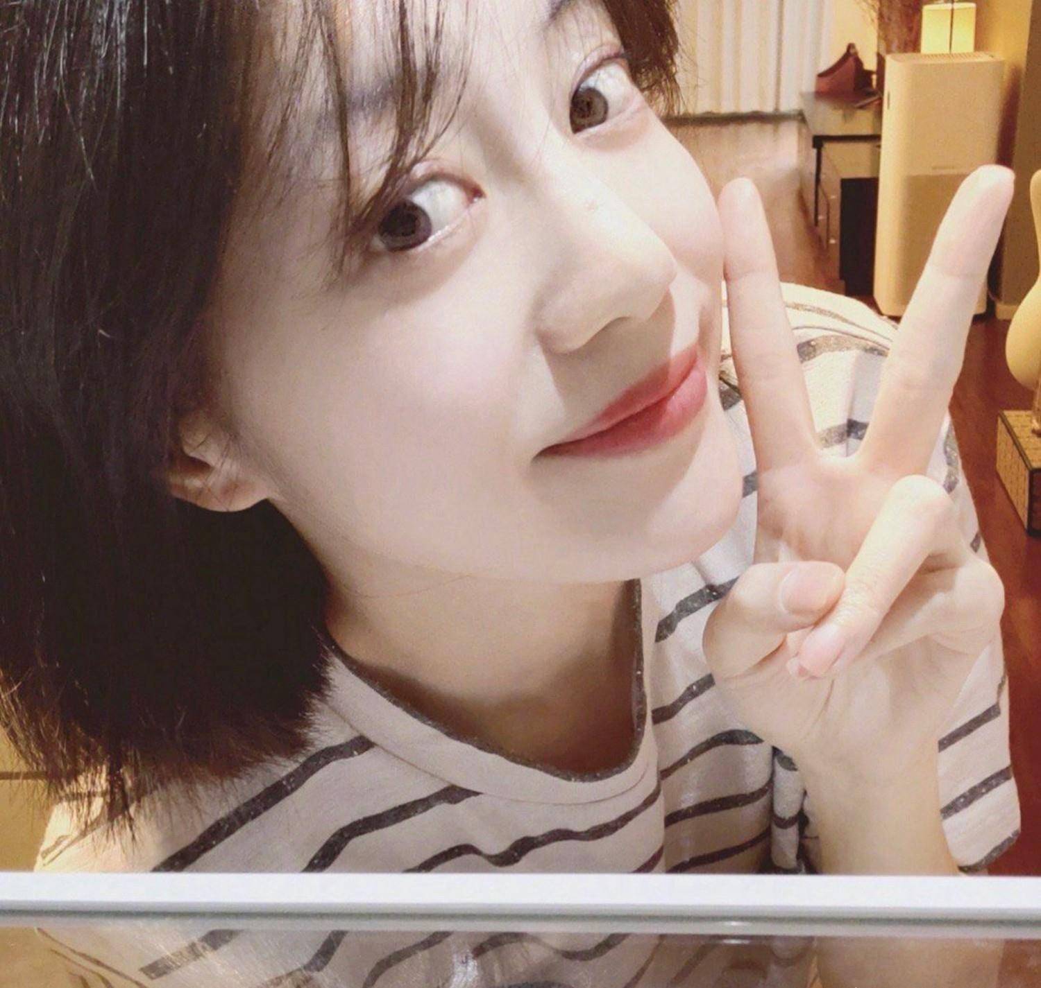 31岁李溪芮绿洲晒美照,冰箱里玩自拍童趣十足,素颜下皮肤仍超好_手机