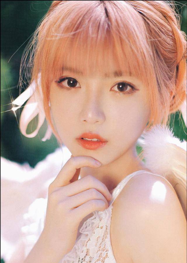 周淑怡穿吊带睡衣纯素颜出镜,皮肤白皙颜值高,变装后成酷炫女郎_周姐