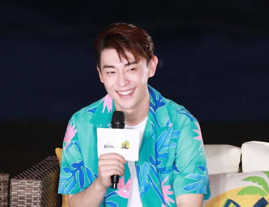 邓伦海滩风造型出席活动,生图暴露真实颜值,与精修胖若两人_状态