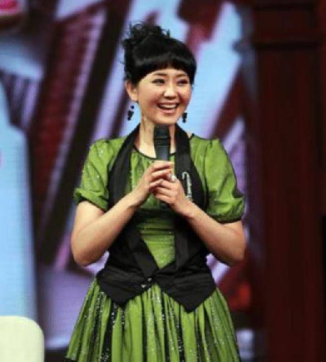 明明在电视主持了15年,她竟还只是临时工?离开后又被高薪聘回_方琼_因为_类节目