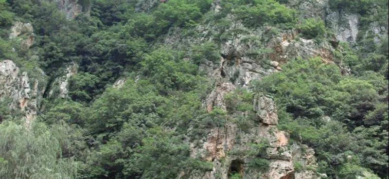 五台山没人敢上的悬崖，60岁老和尚住山洞12年，上去吓得腿软