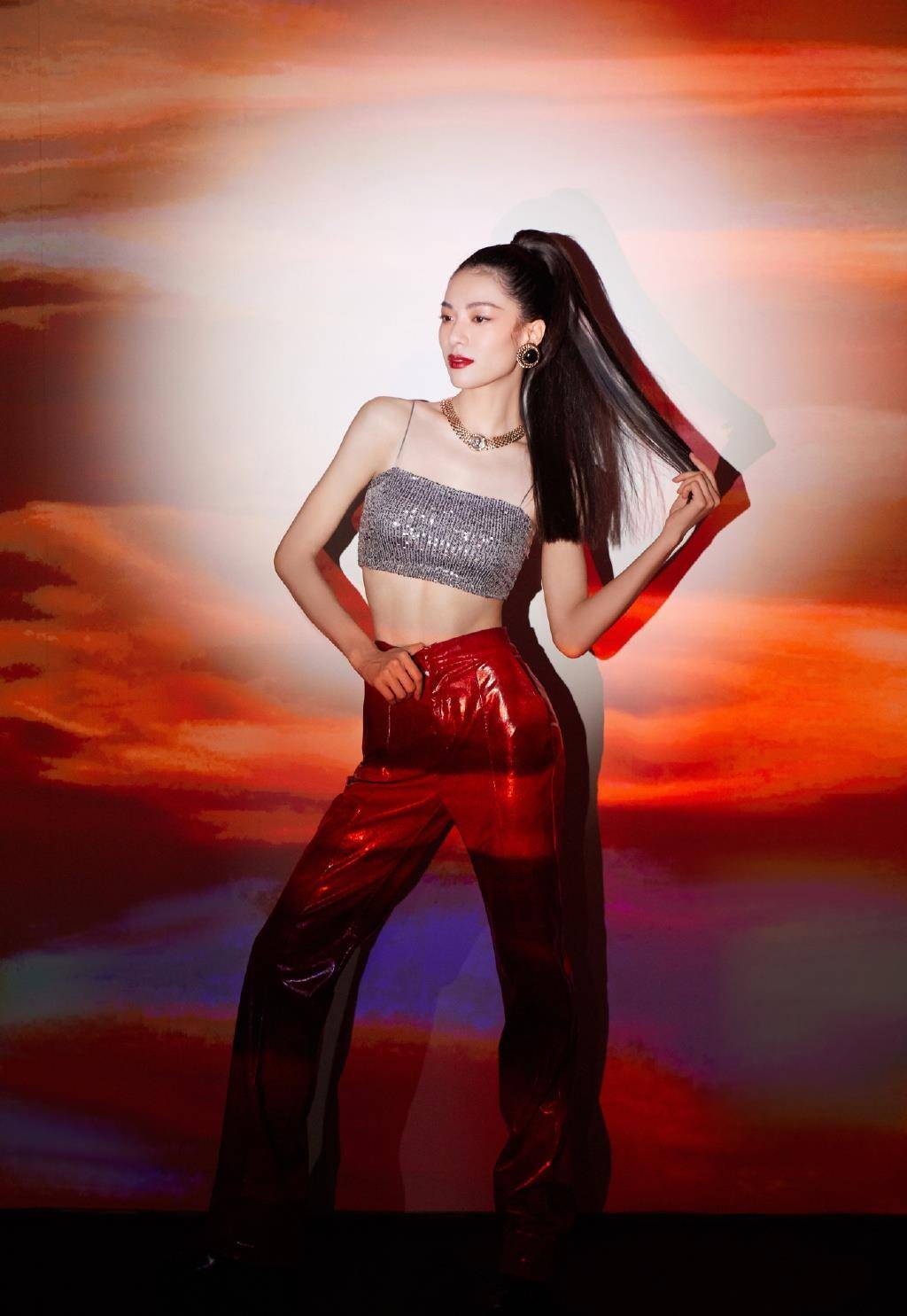 钟楚曦不愧是时尚万种的化身,穿一身吊带时尚绿裙,这谁顶得住啊_亮片