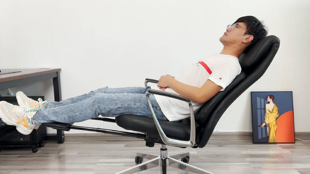 大的135度,随着靠背向右倾斜的角度变大,像"葛优瘫"一样半躺在椅子上