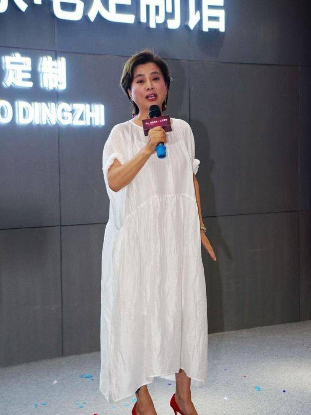 李玲玉胆子不小,穿阔领西装还搭镶钻内衬,一看就是走阔太风格了_黑色