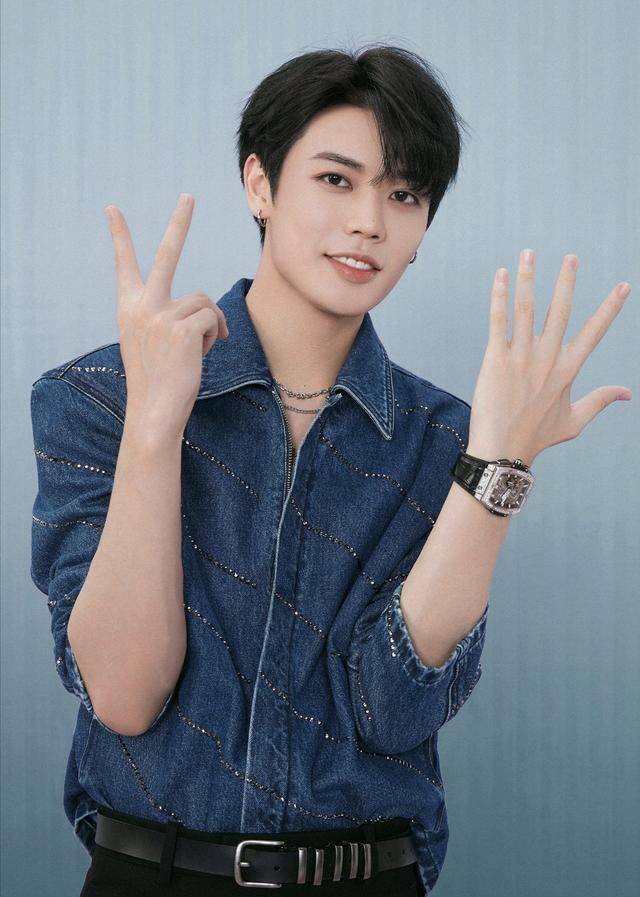 蔡徐坤林彦俊百变穿搭,轻松驾驭休闲装或西装,风格百变引领时尚_白色