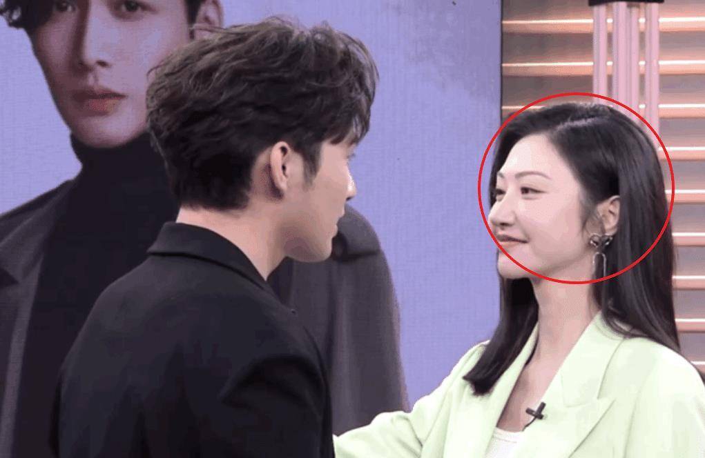 景甜和张彬彬现身出镜间,无滤镜的镜头下,被她的颜值所惊艳到_美颜