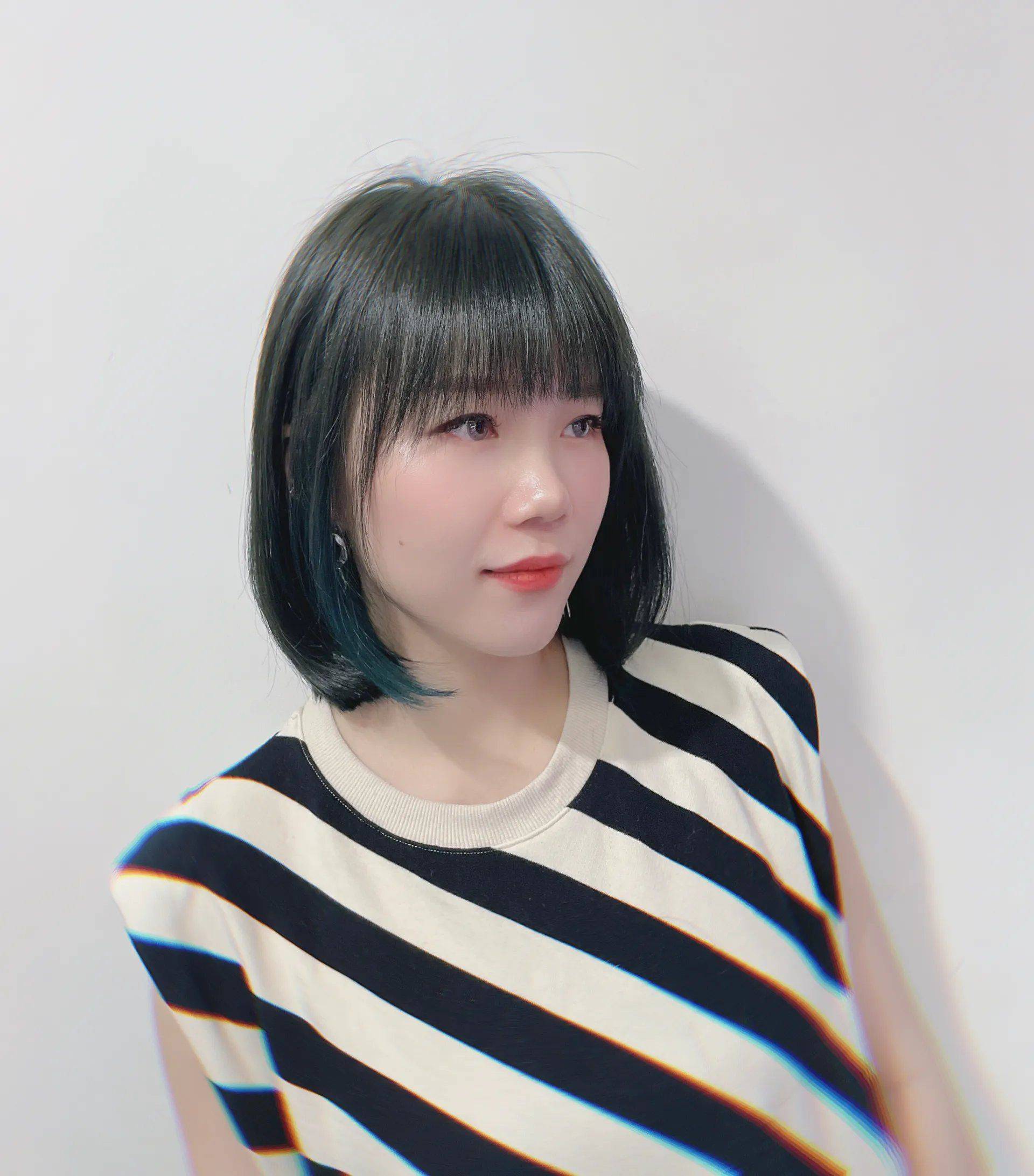自己的喜好以及自身特征来选择适合自己的发型,个子不算太高的女生,就