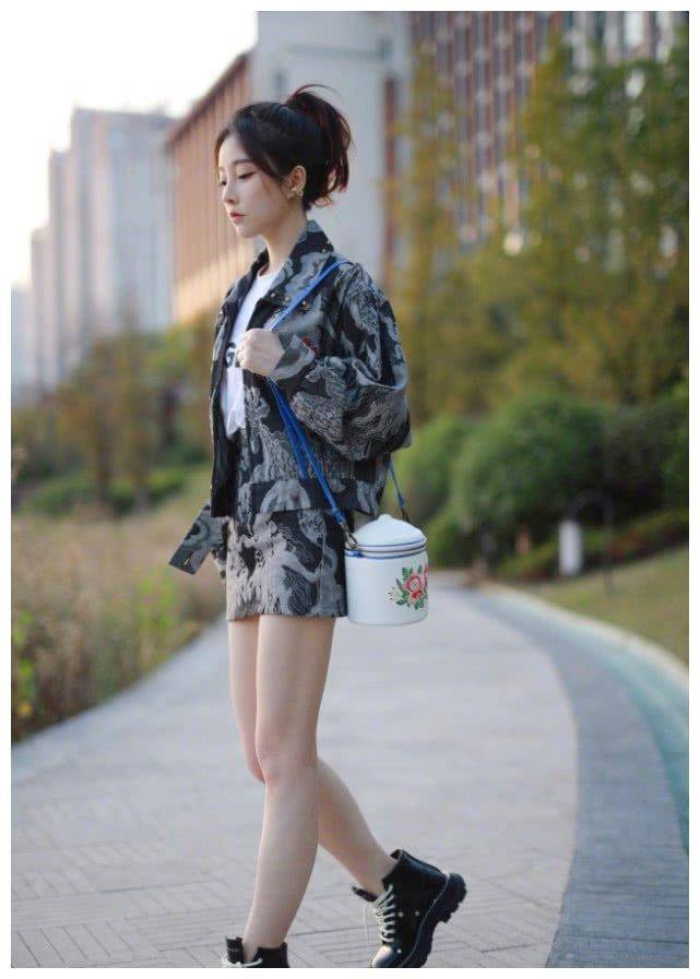 看离开网红滤镜的全身照,这谁请得起_姐姐_彭蒂莫雷德_短裙