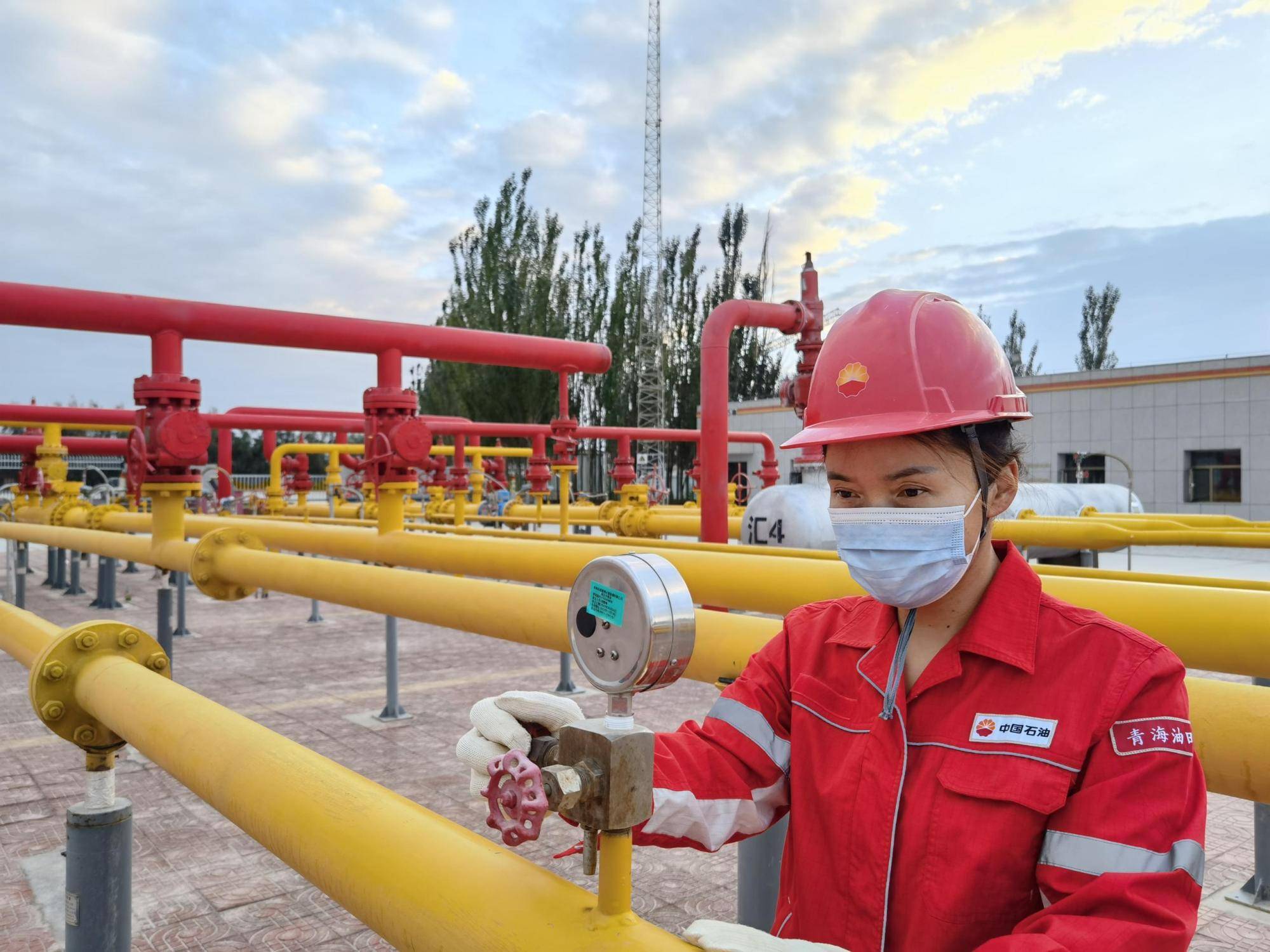 格尔木抗疫进行时:三口之家三处"战场"_魏庆霞_吴辉明_青海油田