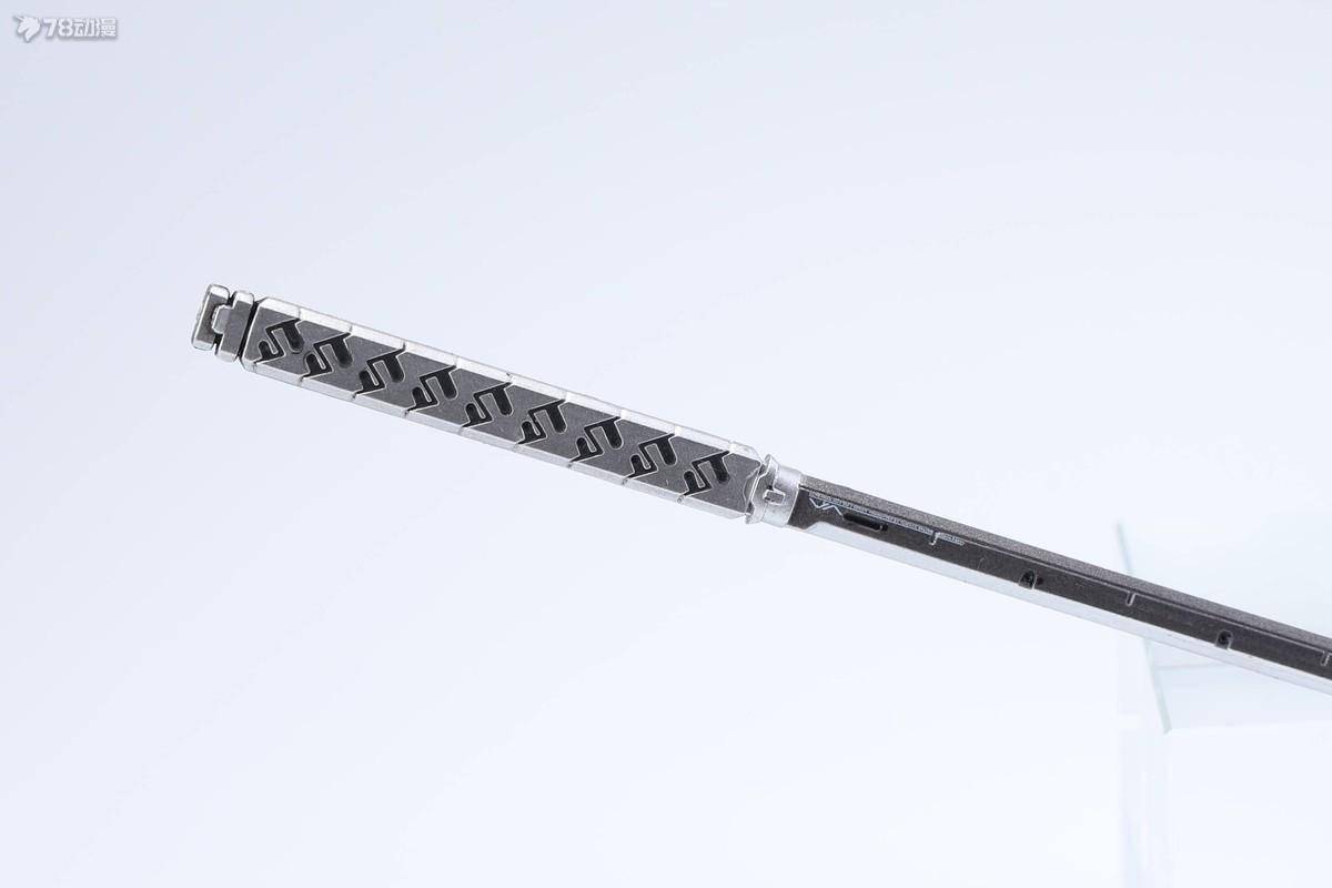 可以通过给出的替换件,安装到大腿之上实现剑的挂载配件包包装盒应该