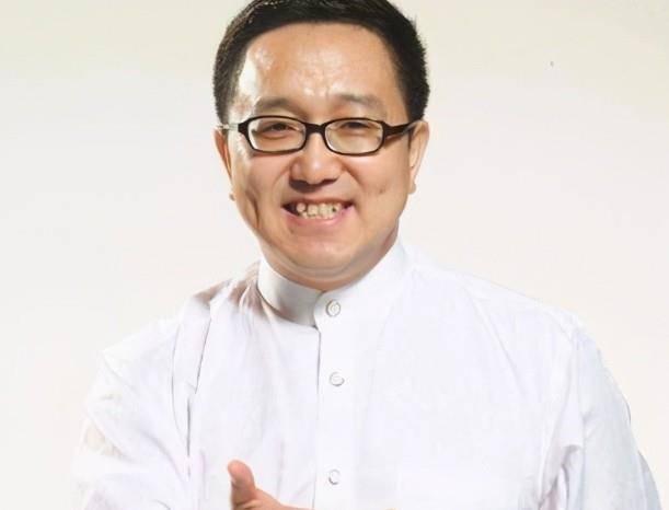 大家绝对会印象深刻,句兆杰也就是大家口中的句号,他是有名的喜剧演员